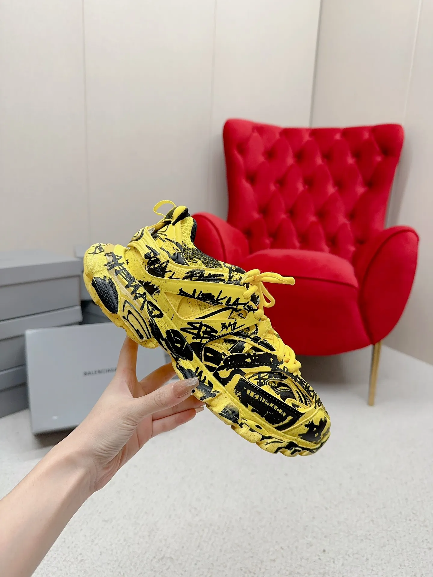 👟👟Ex-factory price 980👟👟 Men's size +10 𝐁𝐚𝐥𝐞𝐧𝐜𝐢𝐚𝐠𝐚|||𝐭𝐫𝐚𝗰𝐤 series 𝟑.𝟎Three generations of sports dad shoes‼ ️ [Top high-end quality from Dongguan Factory] Balenciaga dad shoes ~ super fashionable ~ full and three-dimensional shoes ~ amazing lines ~ very soft and light on the feet ~ super comfortable ~ versatile for commuting ~ can be paired with mid-calf socks, bell bottoms, wide-leg pants, overalls, very high-end ~ very manly and handsome ~ suitable for spring, summer, autumn and winter all year round... ⇢✈ Upper: Exclusive 1:1 original molded custom imported technical fabric mesh + imported cloth + 3M reflective strips [composed of 108 sub-pieces] ⇢✈Inner lining: Breathable mesh ⇢✈Outsole: Exclusive 1:1 original molded PU+TPU+EVA+rubber, a total of 13 sets of grinding tool combinations ⚠️Difference in market currency ~ high-end quality is definitely different ⇢✈𝐒𝐈𝐙𝐄Females: 35, 36, 37, 38, 39, 40 ⇢✈𝐒𝐈𝐙𝐄Men: 39, 40, 41, 42, 43, 44, 45